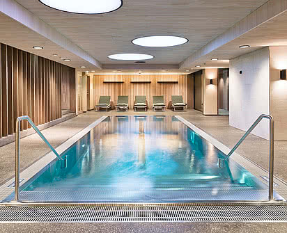 Indoor Pool im Wellnesshotel Gradonna in den Alpen