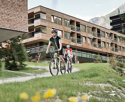 Hotelgäste fahren Rad in den Bergen beim Sporthotel Gradonna 