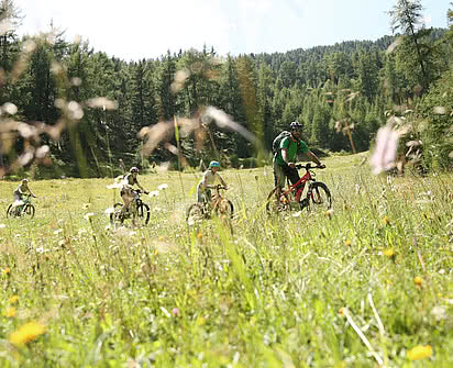 Teenager fahren Rad im Aktivurlaub im Sporthotel Gradonna in Osttirol