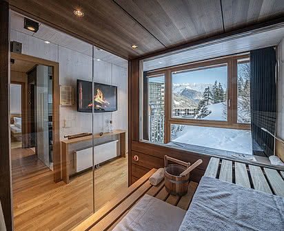 die Sauna mit wohlfühl Ecke im Chalet Superior mit Aussicht auf die Alpen