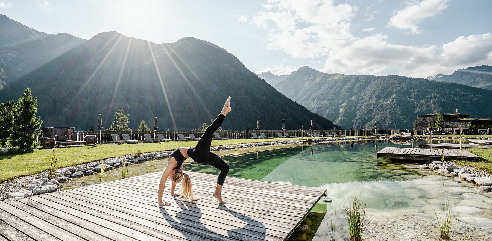 Yoga am Pool