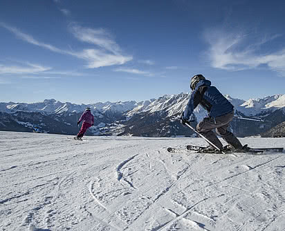 Skifahrer im Skigebiet Kals am Großglockner beim Hotel Gradonna