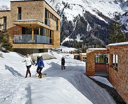 Hotelgäste mit Schlitten beim Sporthotel Gradonna in Osttirol