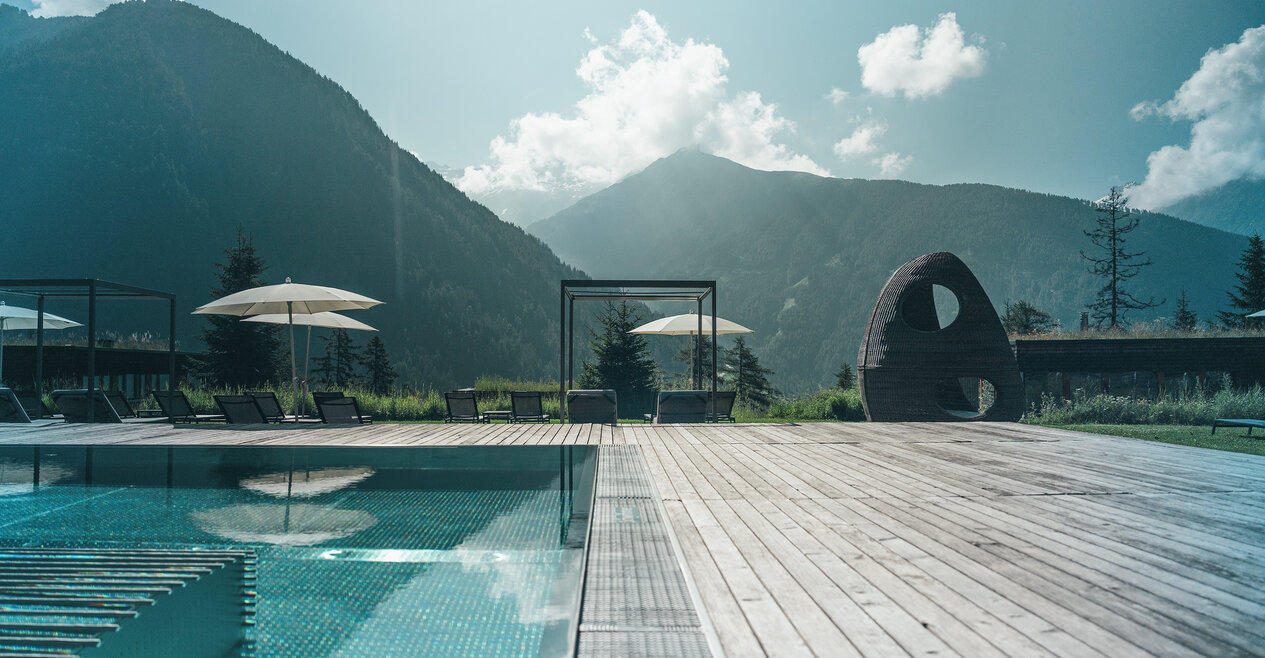 Pool und Bergblick im Sommer