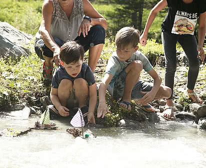 Kinder basteln mit Naturmaterialien im Aktivurlaub im Gradonna Resort