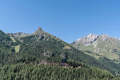 Das Gradonna liegt wie ein Amphitheater zu Füßen des ️ Blauspitz ️. Hier in Osttirol, am Eingang zum ️ Nationalpark Hohe Tauern, spielt die unvergleichliche Naturkulisse die Hauptrolle.