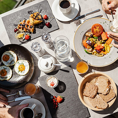 Gut ausgeschlafen, starten Gäste so richtig durch: Zuerst beim reichhaltigen, regionalen Frühstück das Essen genießen und danach am ️ Berg den Ausblick.