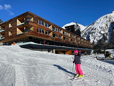 wenn Mama im Gradonna arbeitet genießt unser " Sonnenschein Marie " mit Ihrem Papa Ski in - Ski out im Großglockner Resort Kals Matrei - das Team Gradonna wünscht viel Spaß #skiinskiout️ ...