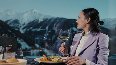 Fühlen Sie sich eins mit den Elementen im großzügigen Mountain Spa im Gradonna ****s Mountain Resort in Kals am Großglockner in den Alpen Tirols.