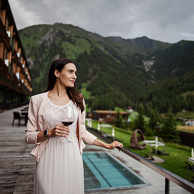 Am Eingang zum ️ Nationalpark Hohe Tauern schmiegt sich das ️ Gradonna****s Mountain Resort mit Hotel und seinen Châlets wie ein Amphitheater an den höchsten Berg Österreichs – den Großglockner. ...