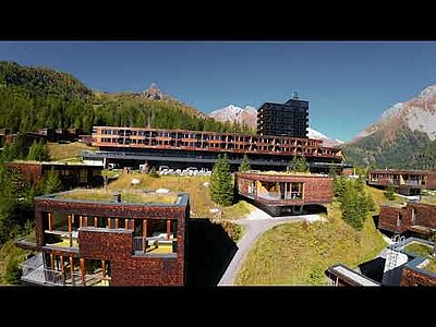 In beeindruckender Lage auf ️ 1.500 Metern Seehöhe in Kals am Großglockner mitten in den Bergen Osttirols liegt das Gradonna Mountain Resort auf einem sonnigen Hochplateau mit seinem...