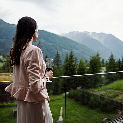 Am Eingang zum ️ Nationalpark Hohe Tauern schmiegt sich das ️ Gradonna****s Mountain Resort mit Hotel und seinen Châlets wie ein Amphitheater an den höchsten Berg Österreichs – den Großglockner. ...