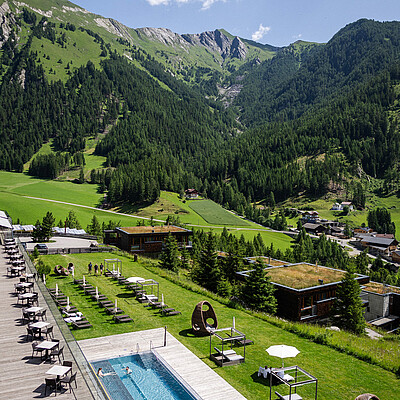 Nutzen Sie unseren 10% ️ Sommer-Frühbucherbonus bis 30.04.2024 und genießen Sie Ihren Sommerurlaub ab 15.06.2024 auf 1.500m in Kals am Großglockner mitten in den Bergen Osttirols. Jetzt buchen: