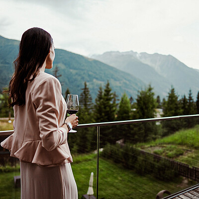 Genießen Sie Ihren Herbsturlaub bis zum 05.11.2023 Das Gradonna liegt am Rande des Nationalparks Hohe Tauern und zählt wohl zu den außergewöhnlichsten und schönsten Hotels Tirols.